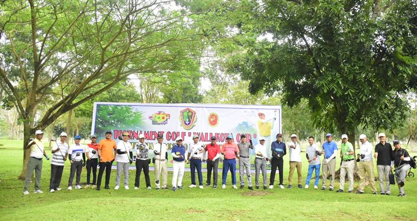 Foto bersama peserta golf yang mengikuti turnamen golf wali kota cup. (Foto: Prokopim)