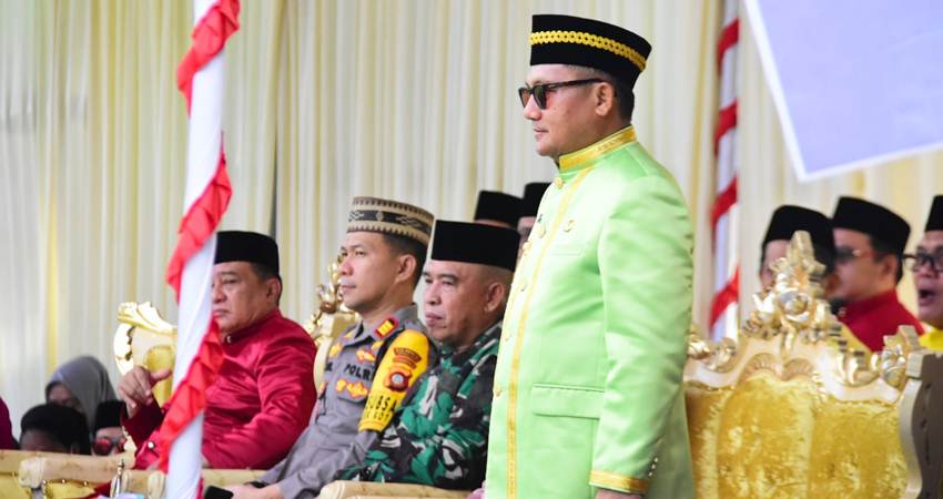 Wali Kota Gorontalo, Marten Taha ketika memimpin upacara peringatan Hardiknas di Lapangan 11 Maret, Kelurahan Buladu, Kecamatan Kota Barat, Kamis (2/5/2024). (Foto: Prokopim)
