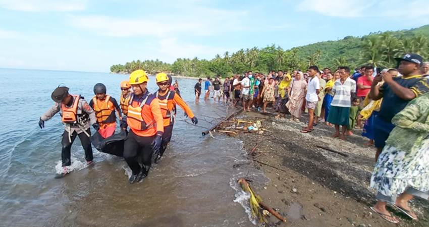 Proses evakuasi korban hanyut di pantai Desa Biluhu Kabupaten Gorontalo Jumat (31/5). (Foto: Humas Basarnas Gorontalo)