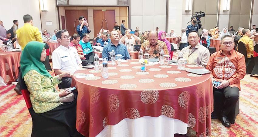 Wali Kota Gorontalo, Marten Taha pada kegiatan high level meeting dan capacity building TPID dan TP2DD se-Provinsi Gorontalo serta Benchmarking klaster pertanian di Provinsi Jawa Tengah, Rabu (29/5/024).