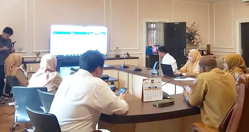 Jajaran pejabat dan Forkopimda Kota Gorontalo ketika mengikuti Rakornas pengendalian inflasi daerah tahun 2024 melalui zoom meeting yang dilaksanakan Kemendagri, Senin (13/5/2024). (Foto: Prokopim)
