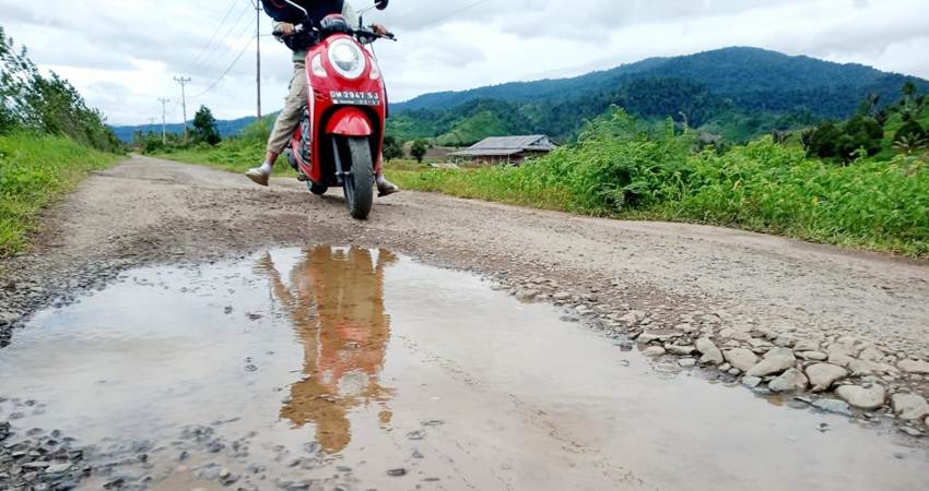 Kondisi ruas jalan perbatasan Desa Bihe dan Desa Pangahu Kecamatan Asparaga Kabupaten Gorontalo yang saat ini rusak parah. Rusaknya jalan diduga karena adannya mobil truk muatan berat yang kerap melintas wilayah itu. (Foto: Diyanti/Gorontalo Post)