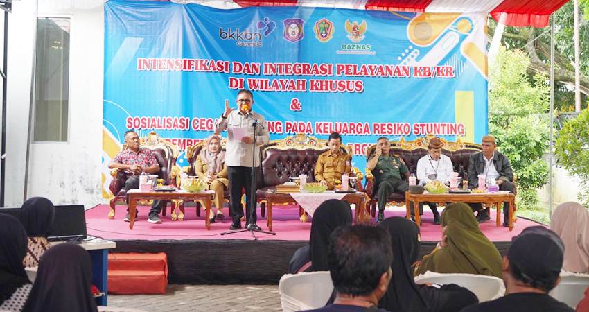 Wali Kota Gorontalo, Marten Taha ketika memberikan sambutan pada kegiatan Intensifikasi dan Integrasi Pelayanan KB/KR di Wilayah Khusus, Selasa (30/4/2024). (Foto: Prokopim)