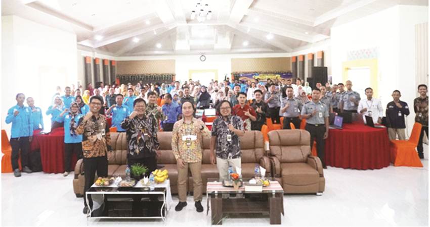 Kepala Kanwil DJKN Suluttenggomalut danpara Kepala KPKNL berfoto bersama dengan Satuan Kerja Peserta Bimtek Pengoperasian Aplikasi SIMAN v2 di Balai Guru Penggerak pada Selasa (7/5)