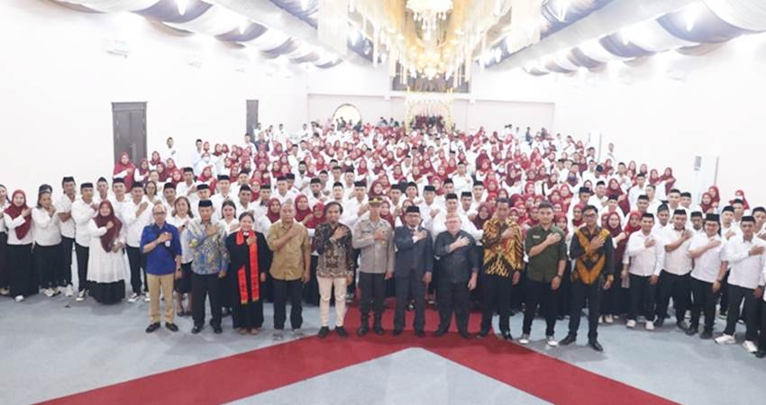 MENUJU PILKADA : Foto bersama usai pelantikan 369 PPS se Kabupaten Gorontalo Utara, berlangsung di Graha An-Bril Desa Moluo, Kwandang. (foto : istimewa)