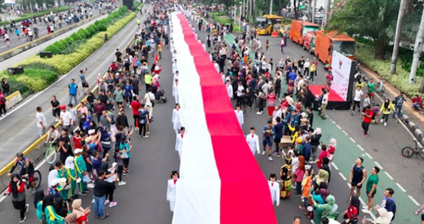 BPIP menggelar Kirab Pancasila Tahun 2024 di Jalan Jenderal Sudirman sampai dengan Bundaran Hotel Indonesia, Jakarta, Minggu (26/5) dalam rangka menjelang peringatan hari Lahir Pancasila pada 1 Juni 2024. Acara ini ditandai dengan membentangkan bendera Merah Putih sepanjang 300 meter. Foto: Humas BPIP
