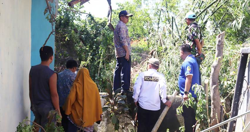 Komisi III Deprov Gorontalo kemarin (29/5) melihat dari dekat kondisi sungai Biyonga yang air luapanya menyebabkan banjir di wilayah Limboto.