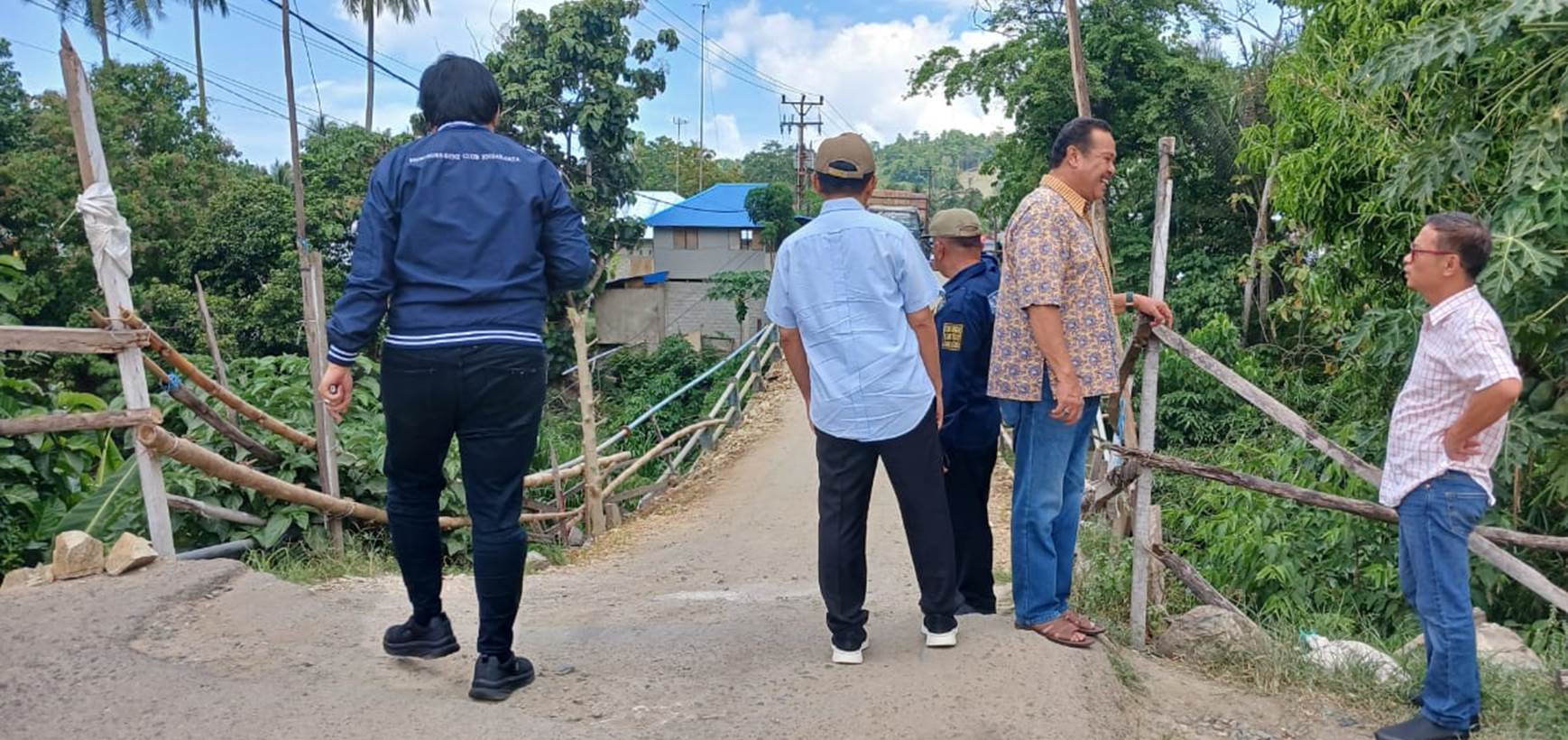 Kunjungan lapangan Komisi III Deprov Gorontalo meninjau kondisi jembatan yang menghubungkan Pulubala-Tibawa di desa Pulubala, Kecamatan Pulubala.