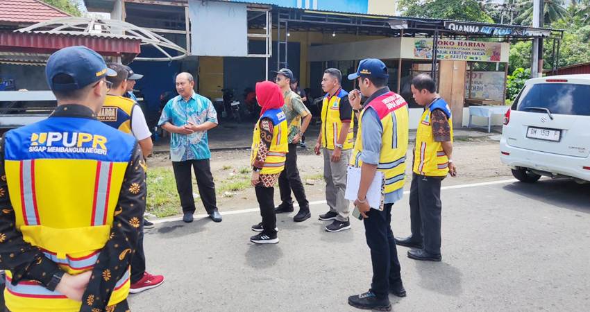 Kadis PUPR Gorut, Haris Latif bersama pihak Kementrian PUPR saat meninjau jalan By Pass sebelum diserahkan ke daerah.