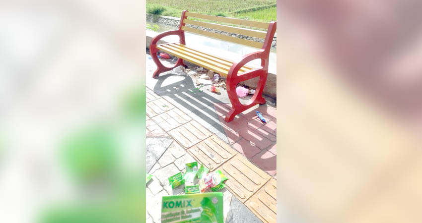 Lokasi pedestarian Jalan Tondano, Kecamatan Sipatana, Kota Gorontalo yang resahkan warga. Puluhan sachet obat batuk komix yang sudah digunakan, nampak berserakan di lantai trotoar. (Foto : Istimewa)