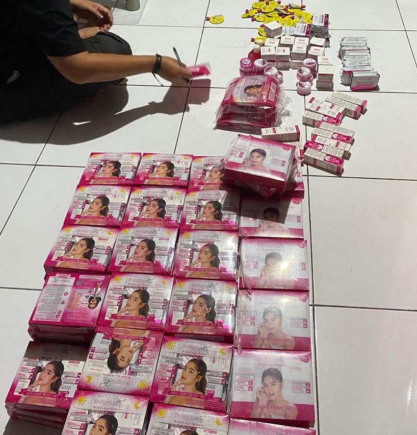 Dua orang masyarakat yang diduga sebagai pengedar kosmetik illegal beserta barang bukti, berhasil diamankan oleh Tim Rajawali Satuan Reskrim Polresta Gorontalo Kota.