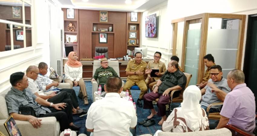 Pertemuan Komisi I Deprov Gorontalo bersama Dinas Pertanian Provinsi Gorontalo membahas kebakaran lahan tebu di Kecamatan Tolangohula, Kabupaten Gorontalo, Selasa (30/4).