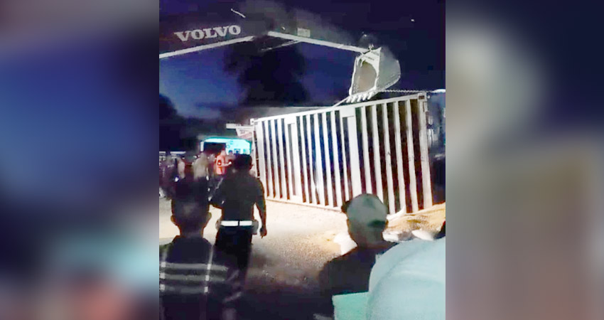 Proses evakuasi hingga malam hari terhadap korban pemotor yang tewas tertimpa kontainer bermuatan jagung di jalan Trans Sulawesi Desa Pontolo, Kwandang, Gorut, Ahad (5/5)