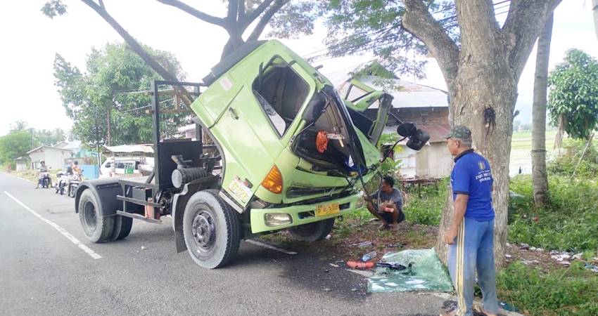 Kondisi tronton penyok di bagian depan akibat menabrak pohon di Jalan Baypas Bone Bolango, Kamis (30/05/2024). (Foto: Ahmad Badu/Magang Gorontalo Post).