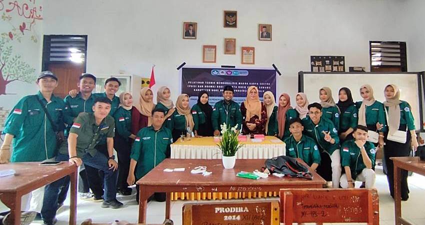 Foto bersama usai kegiatan sosialisasi pelatihan teknik menganalisis makna karya sastra pada SMA 1 suwawa kabupaten Bone Bolango. Jumat (18/5/2024). (Foto: Tasya Dilapanga/mg/gorontalo post)