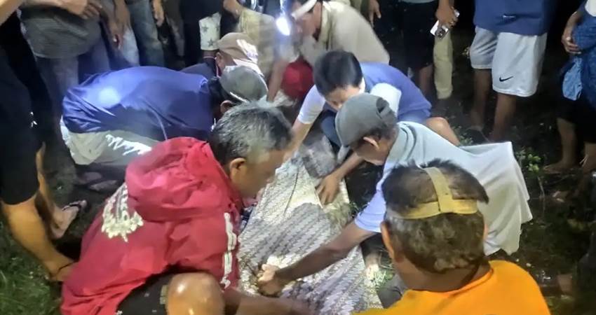 Evakuasi sosok mayat yang ditemukan di salah satu kebun warga Desa Dutohe Kecamatan Kabila Bone Bolango, Sabtu Malam (11/5/2024)