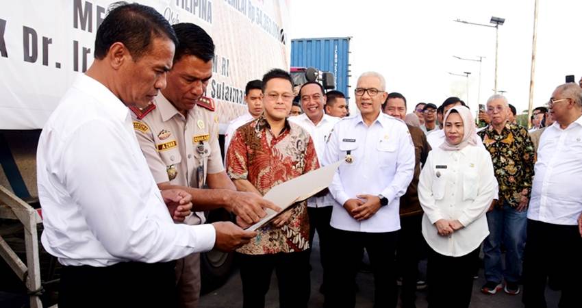 Mentan Andi Amran Sulaiman memeriksa dokumen pada pelepasan ekspor perdana 50 ribu ton jagung Gorontalo ke Filipina di Pelabuhan Anggrek, Gorontalo Utara, Rabu (29/5). (Foto : Haris/diskominfotik)