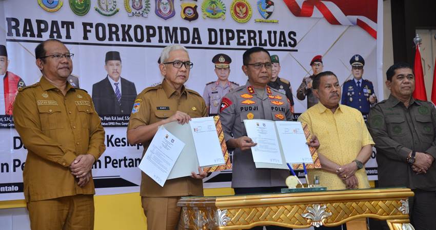 Pj Gubernur Rudy Salahuddin bersama Kapolda Irjen Pol. Pudji Prasetijanto Hadi memperlihatkan naskah NPHD yang telah ditandatangani, Senin (20/5). (Foto: Nova/diskominfotik)