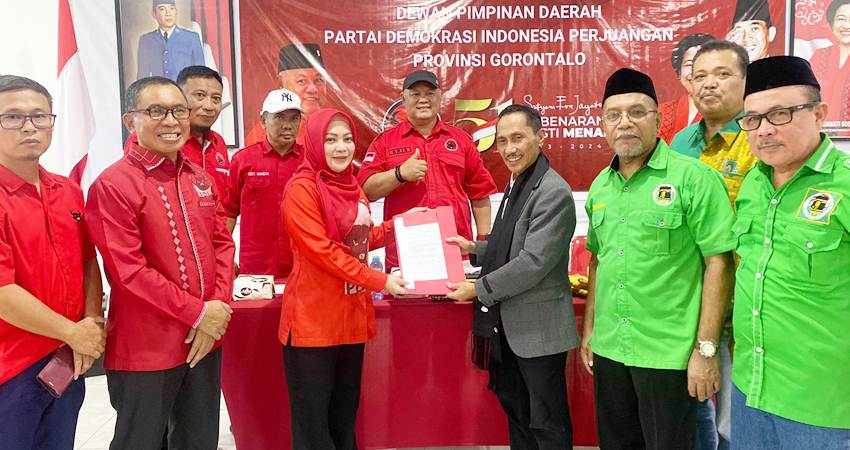 Ketua DPW PPP Gorontalo Nelson Pomalingo mendaftar penjaringan calon gubernur di DPD PDIP Gorontalo, kemarin (13/5).