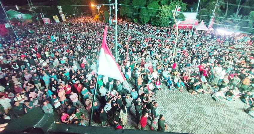 MENATAP OLIMPIADE : Ribuan masyarakat Gorontalo menyaksikan laga perebutan juara tiga Piala Asia U-23, di kompleks Nasdem Gorontalo, Kamis (2/5). Timna Indonesia, kalah dari Iraq dengan skor 2:1. (foto : natha / gorontalo post)