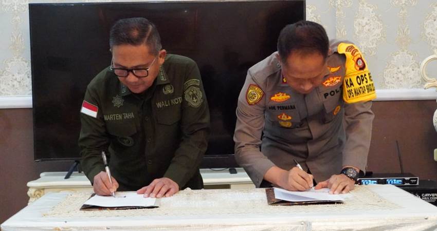 Penandatanganan NHPD pengamanan Pilwako oleh Wali Kota Gorontalo, Marten Taha dengan Kapolresta Gorontalo Kota, Kombes Pol. Ade Permana, Jumat (3/5/2024). (Foto: Prokopim)