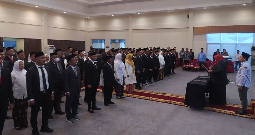 SUKSES PILKADA - Para anggota Panitia Pemilihan Kecamatan (PPK) Bone Bolango, saat menjalani pelantikan di Ballroom Hote Damhil, Kamis (16/5). (foto : Caisar Ntoma /Gorontalo Post)