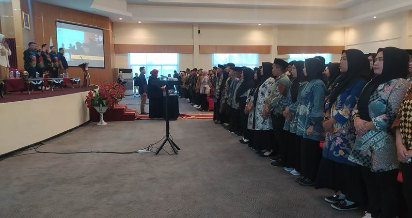 ketua KPU Bonbol Sutenty Lamuhu melantik 495 PPS untuk Pilkada Bonbol di Hotel Dumhil kemarin. (Foto Caisar/GP)