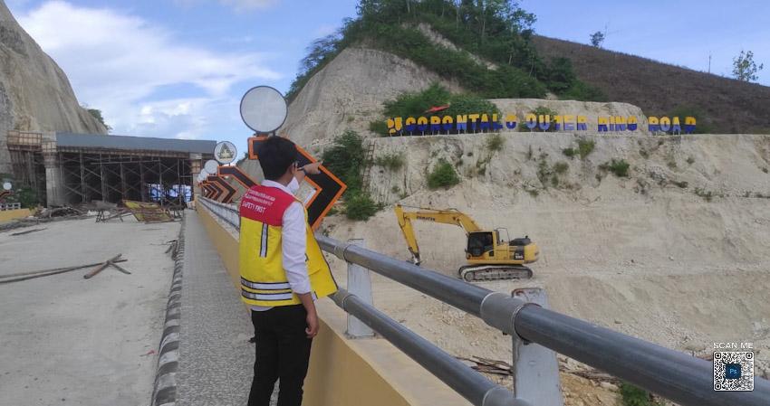 Pekerjaan semi terowongan pada proyek GORR yang saat ini tinggal dilakukan proses finishing. Ditargetkan Juli 2024 mendatang proyek tersebut telah tuntas secara keseluruhan dan sudah bisa dimanfaatkan masyarakat. (Foto: Roy/Gorontalo Post).