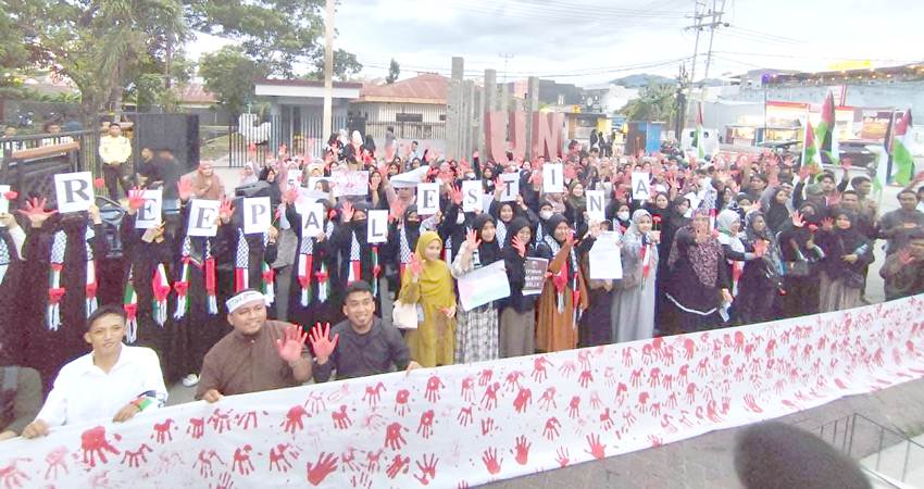 Aksi Dukung Palestina, yang disuarakan mahasiswa di depan Kampus UNG, Jumat (17/5). (Foto: Salsa Yusuf /mg / gorontalopost)