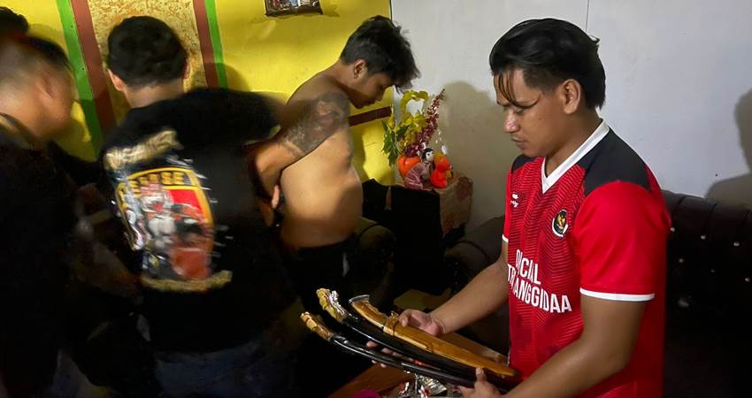 Sedikitnya ada 12 orang masyarakat yang ditetapkan sebagai tersangka dalam kasus dugaan penikaman yang terjadi di lokasi Eks Terminal Andalas. Selain itu, aparat Kepolisian pula turut mengamankan barang bukti berupa pisau badik dari para terduga pelaku.