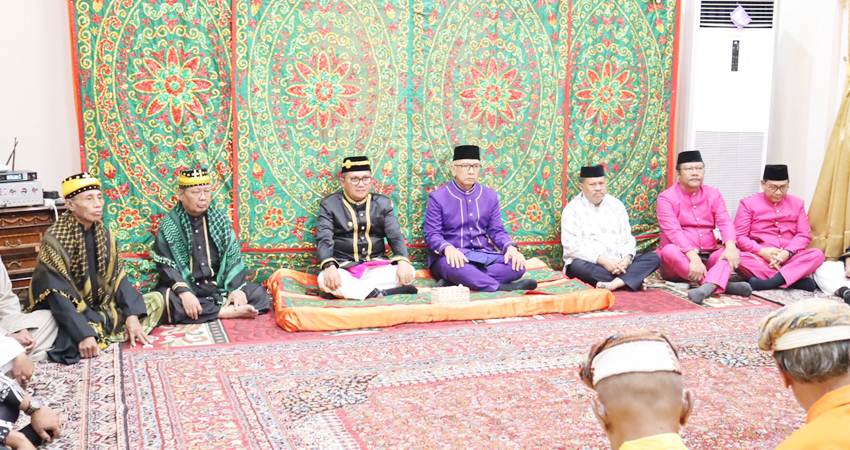 Ketua Deprov Gorontalo Paris Jusuf menghadiri kegiatan Molo’opu Penjabat Gubernur (Penjagub) baru Rudy Salahuddin, di rudis Gubernur, kemarin (19/5).