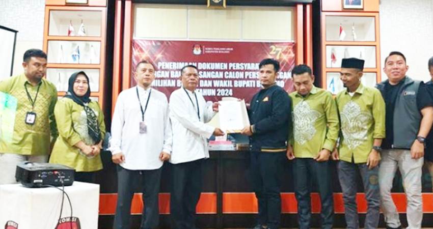 Pasangan calon Bupati dan Wakil Bupati Boelemo, Burhanudin-Rivendi saat menyerahkan dukungan KTP ke KPU Boalemo, Ahad (13/5) malam. (foto : istimewa)