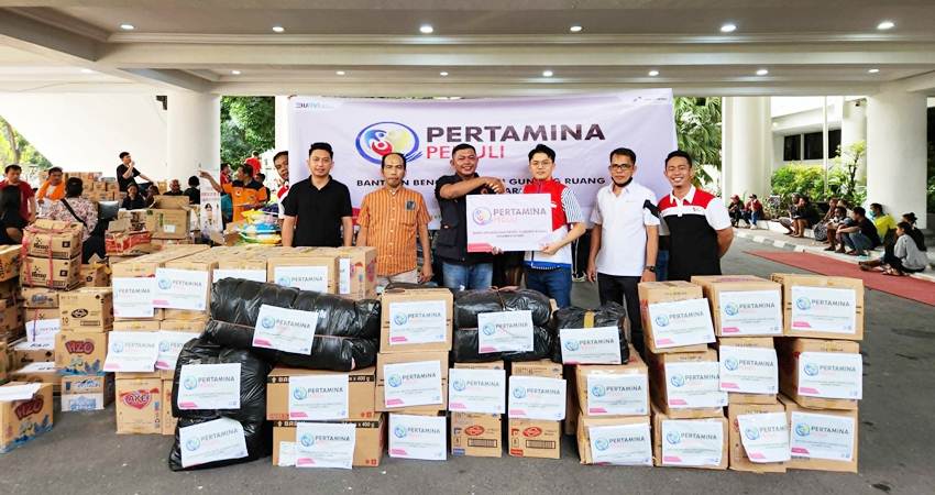 PERTAMINA PEDULI : Pertamina Patra Niaga Sulawesi, menyalurkan bantuan bagi korban bencana erupsi Gunung Ruang, di Sitaro, Sulawesi Utara, melalui posko BPBD Sulawesi Utara, Jumat (3/5). (foto : dok / pertamina patra niaga)