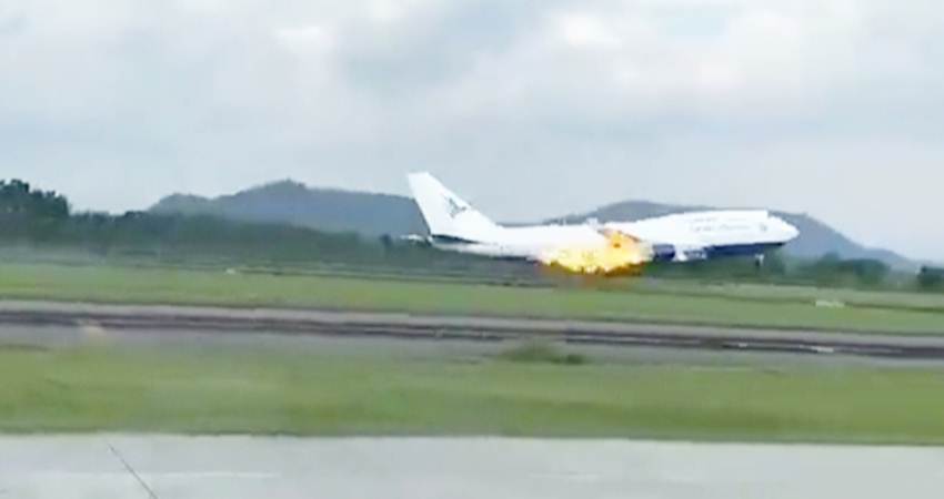 Pesawat Garuda Indonesia yang membawa 450 jamaah haji Sulawesi Selatan terbakar di bagian mesin kanan saat take off di Bandara Sultan Hasanuddin, Makassar, Rabu (15/5).
