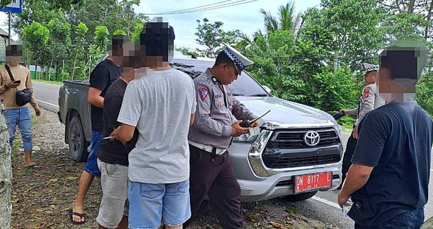 Mobil dengan plat merah ditahan Polisi lantaran kedapatan mengangkut Miras jenis captikus.