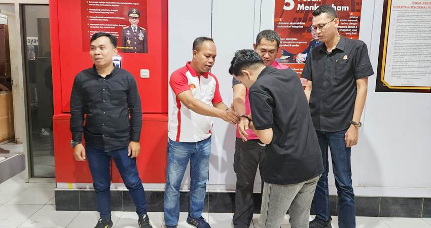 Oknum Anggota DPRD Kabupaten Bone Bolango RG alias Rus saat dikenakan borgol dan ditahan Kejari Bonbol, Jumat (17/5). (Foto: Istimewa).