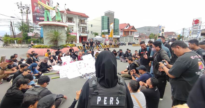 Sejumlah insan media di Gorontalo menyuarakan aksi penolakan revisi UU Penyiaran lantaran terkait adanya pasal kontroversial yang bertentangan dengan kebebasan pers. (foto : dok / gorontalo post)