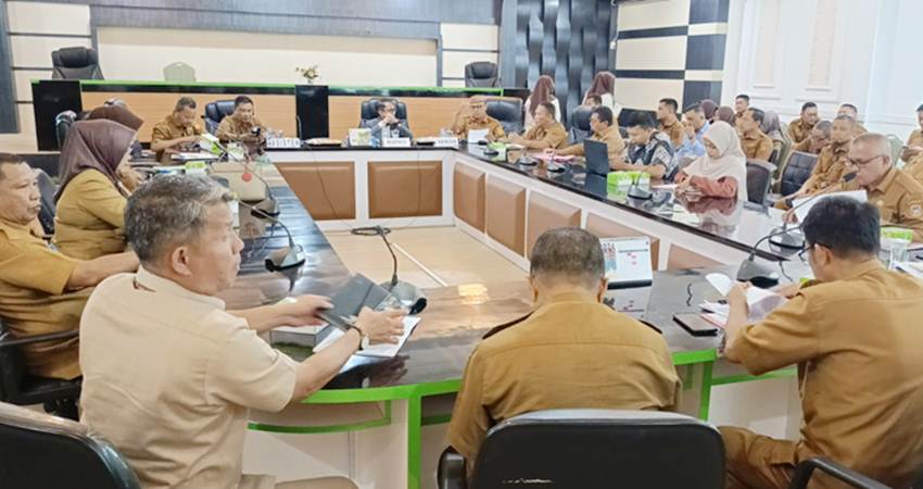 RAPIM.Bupati Gorontalo Nelson Pomalimgo saat memimpin rapat pimpinan yang menghadirkan seluruh pimpinan OPD dan Camat se Kabupaten Gorontalo
