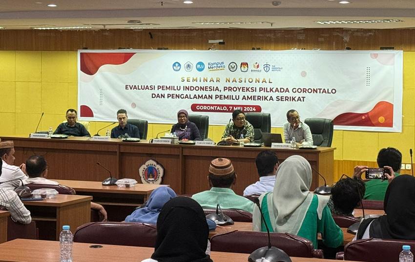 BAHAS PEMILU : (dari kiri), Sekretaris UNG DR. Funco Tanipu, Deputi Politik dan Ekonomi Konjen AS Surabaya, Clint Shoemake, M.A., Wakil Direktur Gorontalo Post, Dr.Femmy Udoki, Ketua KPU Gorontalo Fadlyanto Koem, dan pemandu seminar Dr. Erman Rahim, Selasa (7/5). (foto : jitro paputungan / gorontalo post)