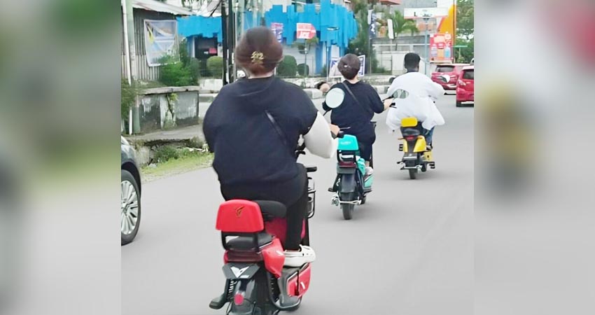 Sejumlah anak dibawah umur saat mengendarai sepeda listrik di Jalan Raya tanpa menggunakan helm pengaman kepala. (Foto: Dok/Gorontalo Post).