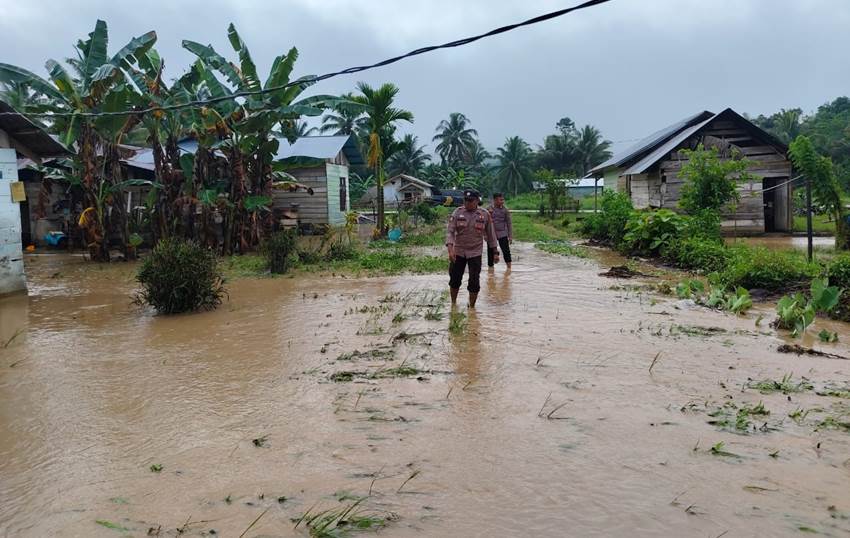 Sungai yang ada di Desa Puncak Jaya meluap, sehingga membuat sejumlah rumah masyarakat terendam air.