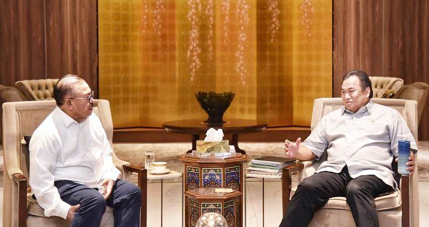 Suasana pertemuan antara Ketua DPW NasDem Gorontalo, Rachmat Gobel dengan Bakal Calon Gubernur Gorontalo, Tonny Uloli.