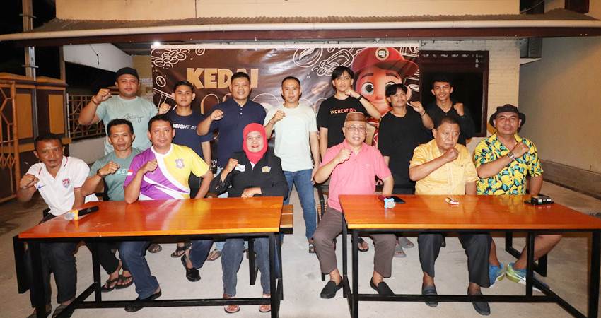 TIMNAS TAKRAW : Ketua Pengprov PSTI Gorontalo, Sofyan Puhi, bersama atlet dan pelatih tim nasional sepaktakraw Indonesia, saat pemberangkatan oleh Pengprov PSTI Gorontalo, baru-baru ini. (foto : dok /psti gorontalo)