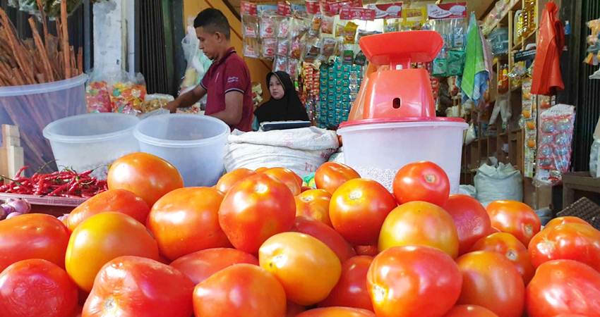 Pedagang di Pasar Mingguan saat melayani pembeli.