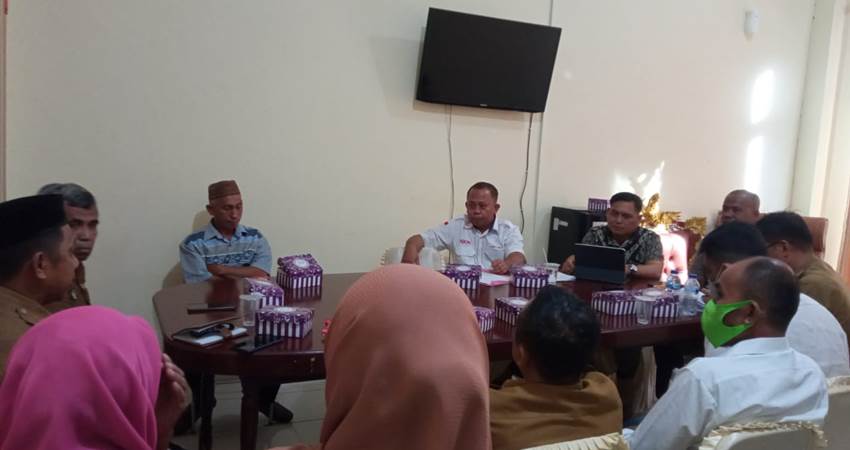 Rapat awal Komisi 1 bersama BPD, Kades Pinontoyonga dan Pemwrintah Kecamatan Atinggola untuk mengklarifikasi atas persoalan yang terjadi.