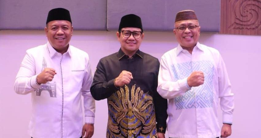 Ketua umum PKB Muhaimin Iskandar (tengah), bersama dua kandidat bakal calon Bupati Kabupaten Gorontalo, Sofyan Puhi (kana), dan Syam T Ase (kiri). (foto : istimewa)