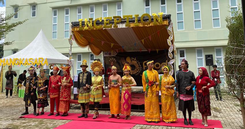 Pelaksanaan festival budaya 'Savoring The Flavors Of The Phast' yang digelar mahasiswa jurusan Bahasa Inggris, UNG, Senin (27/5). (foto : suci / mg/ gorontalopost)