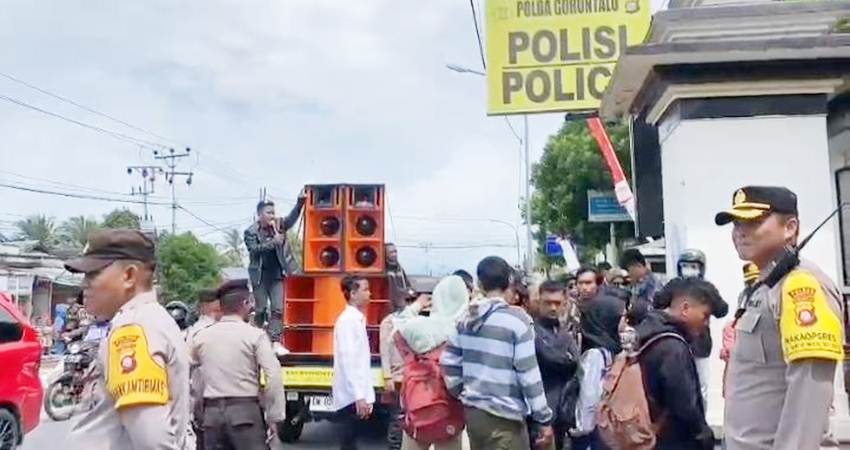 Aksi demo FMPG di Polda Gorontalo guna mendesak pengusutan para terduga pelaku mafia pupuk bersusidi, Jum’at (26/04/2024) belum lama ini.