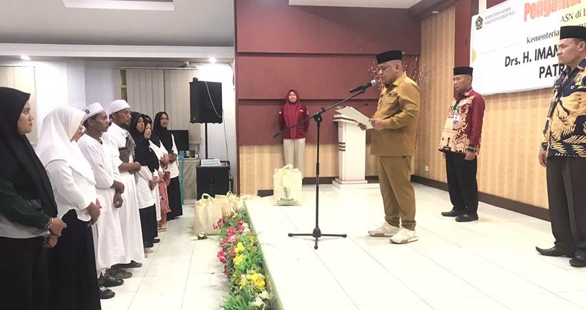 PENGUKUHAN. Wakil Bupati Hendra Hemeto saat mengukuhkan pengurus mualaf center yang bekerjasama dengan Kementrian Agama Kabupaten Gorontalo