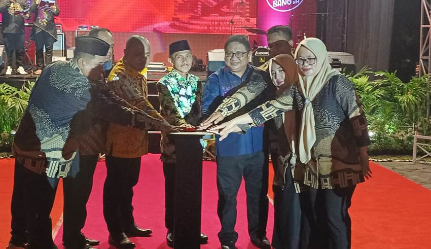 LAUCHING. Bupati Gorontalo Nelson Pomalingo bersama Wakil Bupati Hendra hemeto, Sekda Kabgor Roni Sampir, anggota komisioner KPU Kabupaten Gorontalo dan Ketua KPU Provinsi Fadliyanto Koem saat menekan tombol pertanda tahapan pilkada dimulai, di taman budaya, sabtu malam kemarin.